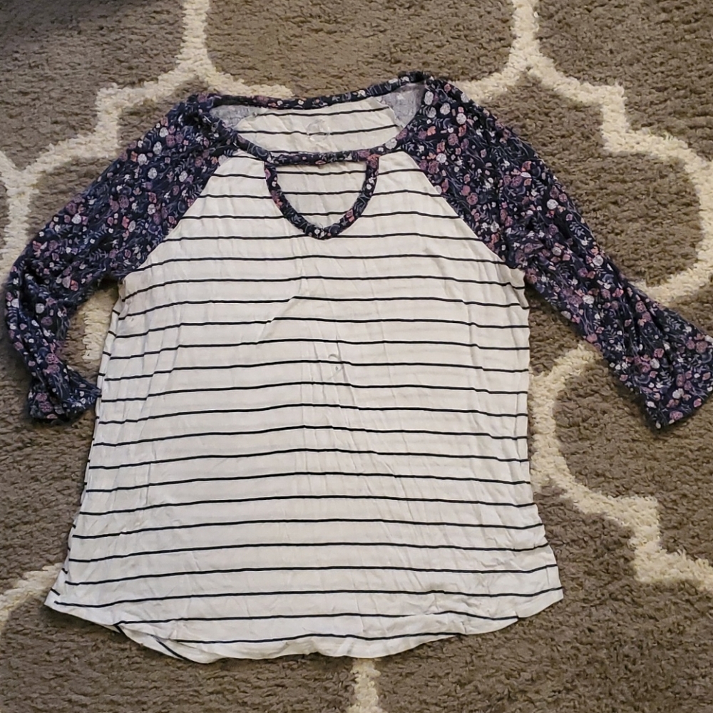 3/4 sleeve t shirt.